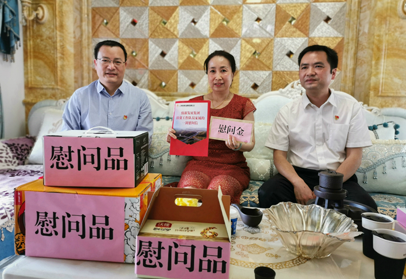 集團(tuán)公司黨委副書記梁波(右)帶隊(duì)慰問王喆家屬.jpg