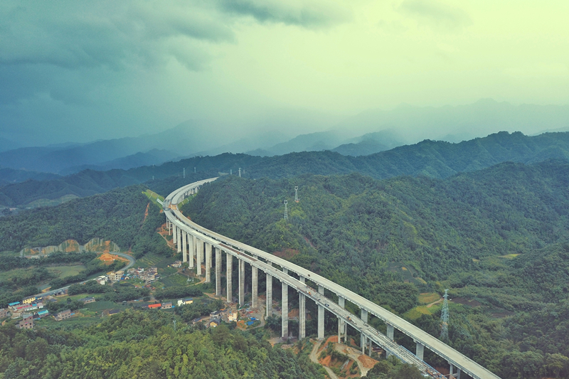 圖1:架通的佛登口二號高架大橋.jpg