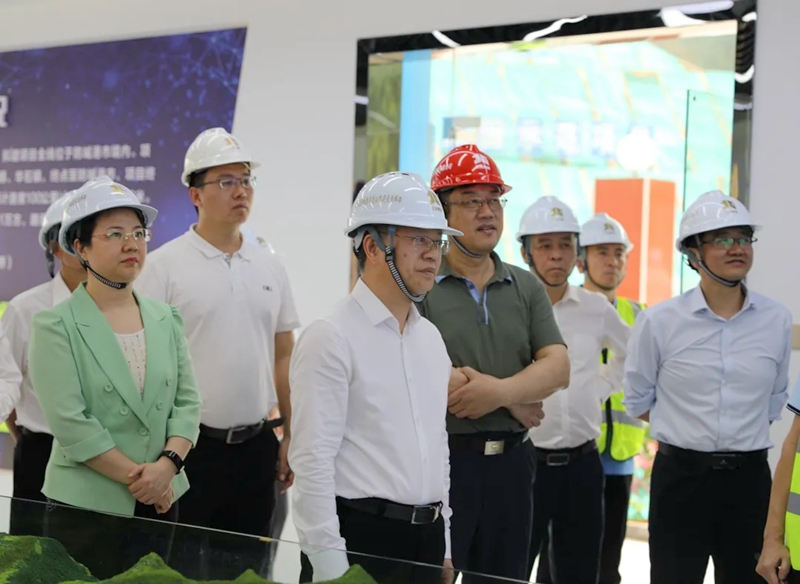 譚丕創(左二)、唐軼昂(左一)聽取項目情況介紹.jpg