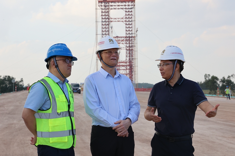 周善雄(中)在武忻高速建設現場調研.jpg