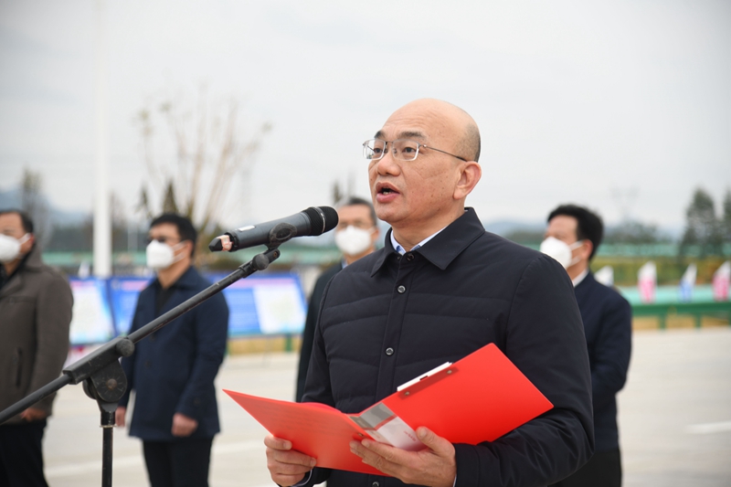 自治區(qū)交通運輸廳黨組成員、總工程師陳津維宣布通車.jpg